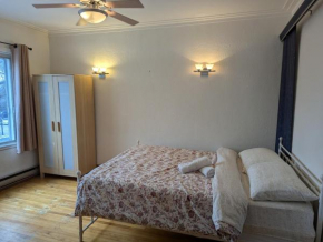 Bright room near Metro Monk station with Self Check-in